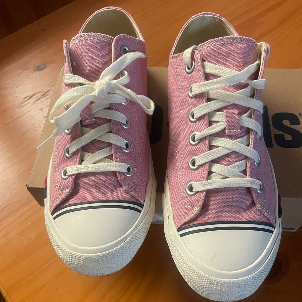 Women pink keds